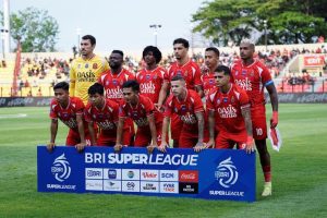 Pekan ke-14 BRI Super League 2025/26 menghadirkan drama besar: Persijap berjuang keluar dari krisis, Persib tertekan jadwal padat dan kehilangan tiga pemain, sementara duel Bhayangkara vs Persebaya menjanjikan pertarungan ketat di papan tengah. Simak analisis lengkapnya.